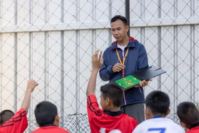 chilean coach that promotes sport and education program